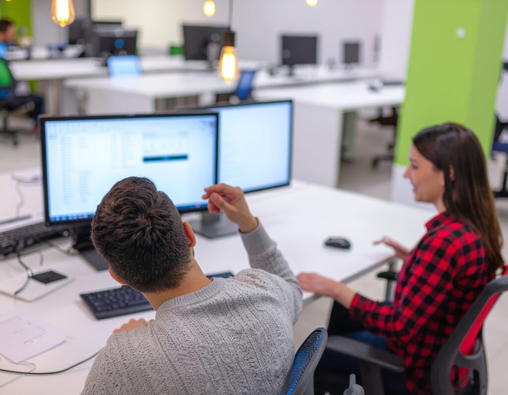 Klima uređaji Hrvatska – savjetovanje pri odabiru klima uređaja, dvije osobe analiziraju ponudu i modele na računalu u uredu.